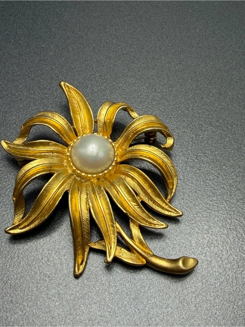 💕2/$20 Vintage Pearly Flower Brooch
